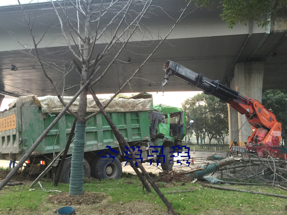 武漢設備吊裝公司趕上大雨天怎么辦？